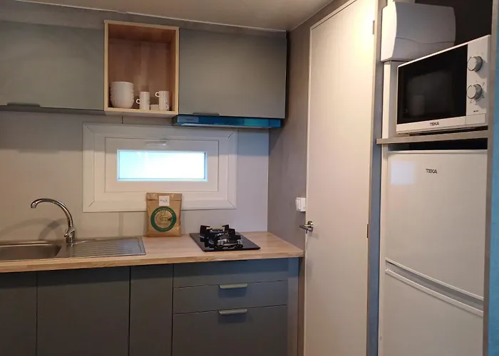 Hotel cerca del colegio: Camping-Bungalows Altomira