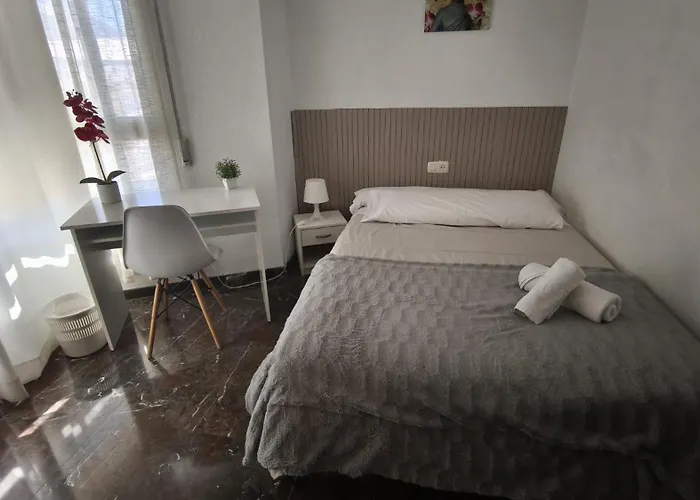 B&B: Piso compartido DELYRENT, zona CorteInglés Nogales 25