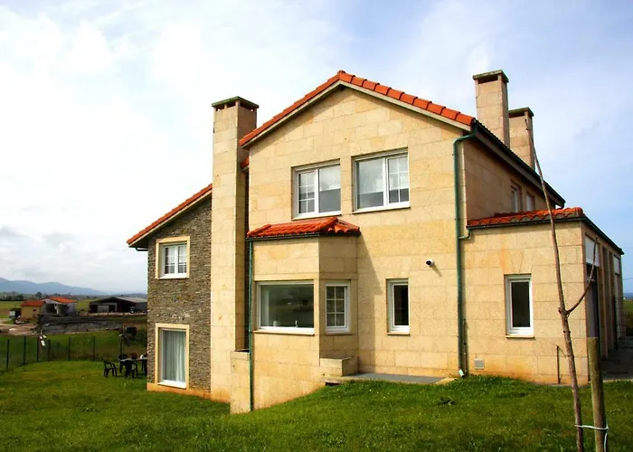 Hotel cerca del colegio: Chalets Playa Galizano