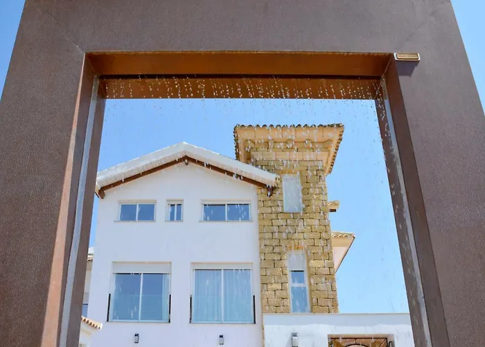 Hotel cerca del colegio: Apartamentos Rurales El Lago